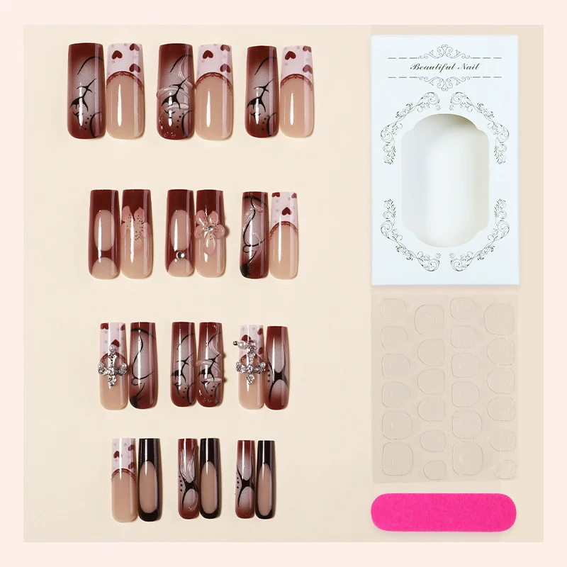 Kunstnagelset mit romantischen Blüten- und Herzen-Designs Karnz