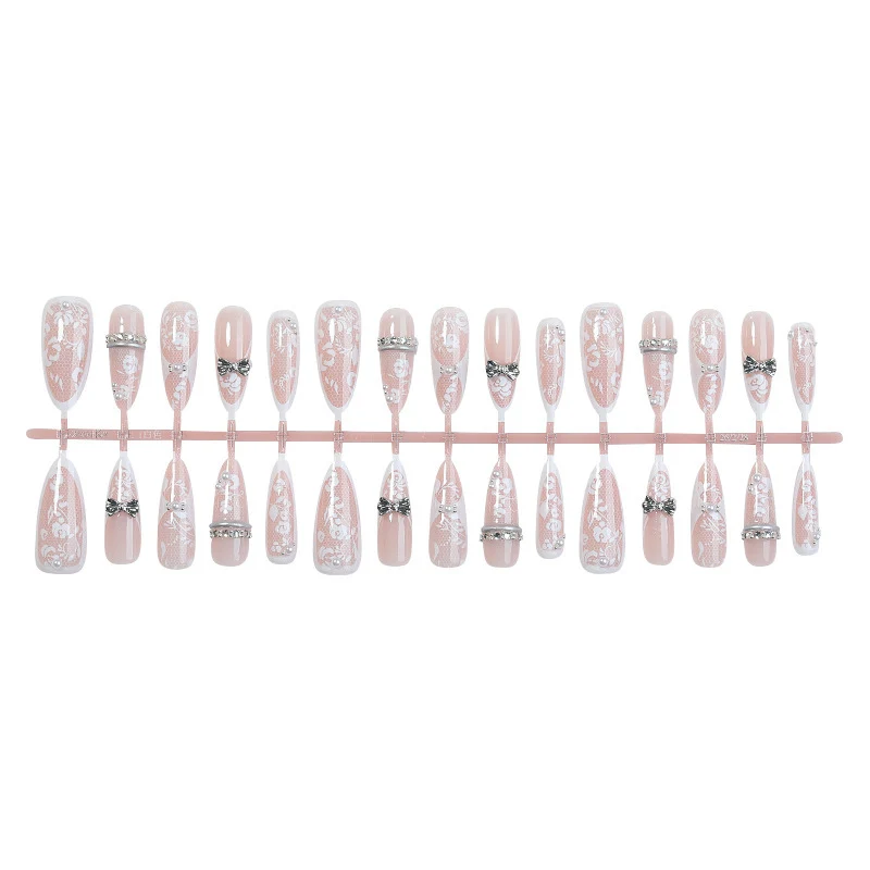 Kunstnagelset mit romantischen Blumen-Design und funkelnden Akzenten Karnz