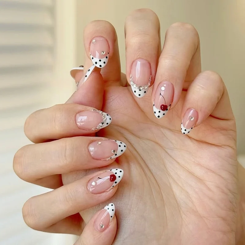 Kunstnagelset mit polka-nervigen Akzenten und funkelnden Details Karnz
