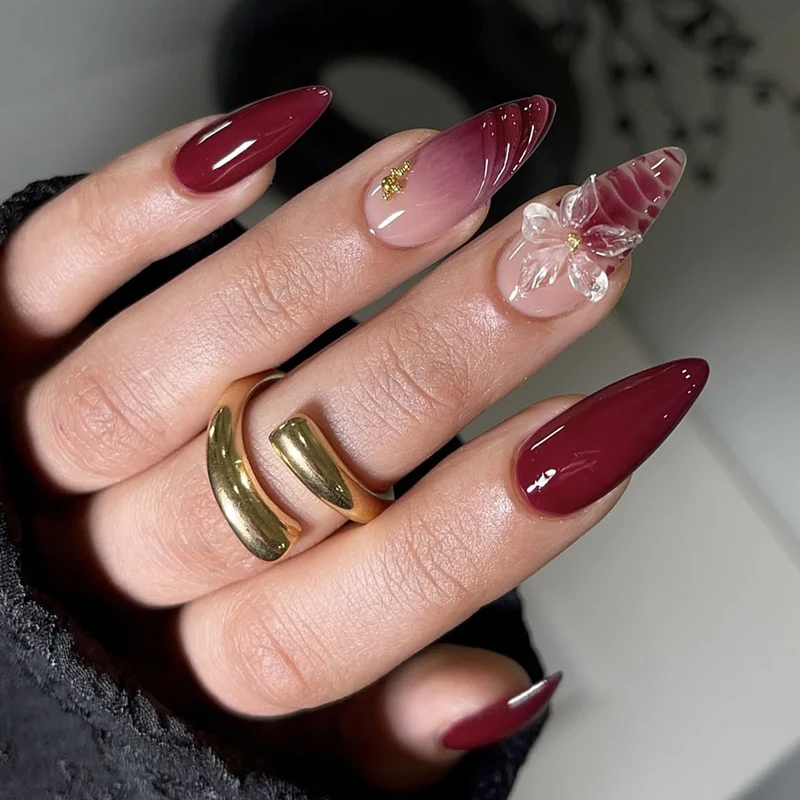 Kunstnagelset mit modernem Spitzen-Design und eindrucksvoller Blütenapplikation Karnz