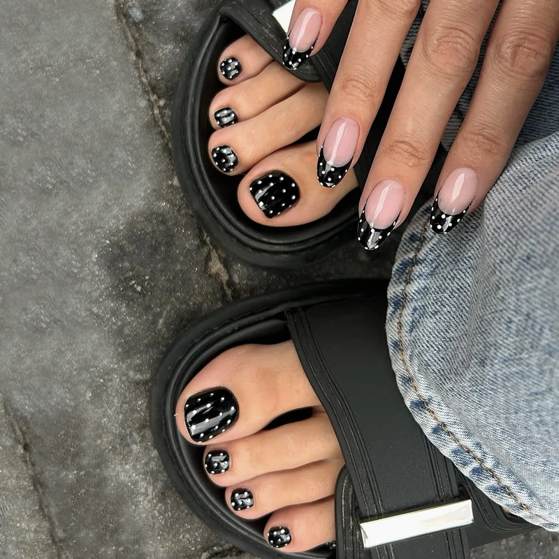 Kunstnagelset mit modernem Schwarz-Weiß-Design Karnz