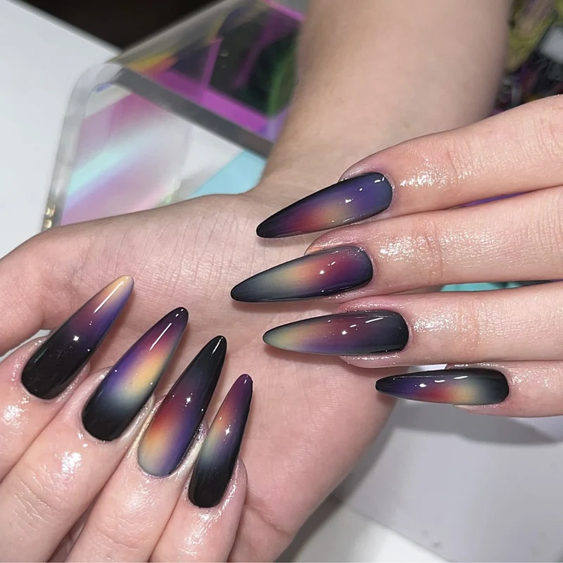 Kunstnagelset mit modernem Ombre-Effekt Karnz