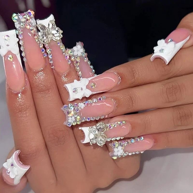 Kunstnagelset mit luxuriösen Verzierungen und Glitzerakzenten Karnz