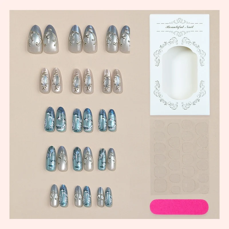 Kunstnagelset mit luxuriösen Mustern und eleganten Verzierungen Karnz