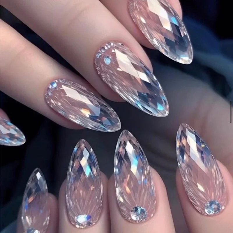 Kunstnagelset mit luxuriösen Kristallverzierungen Karnz