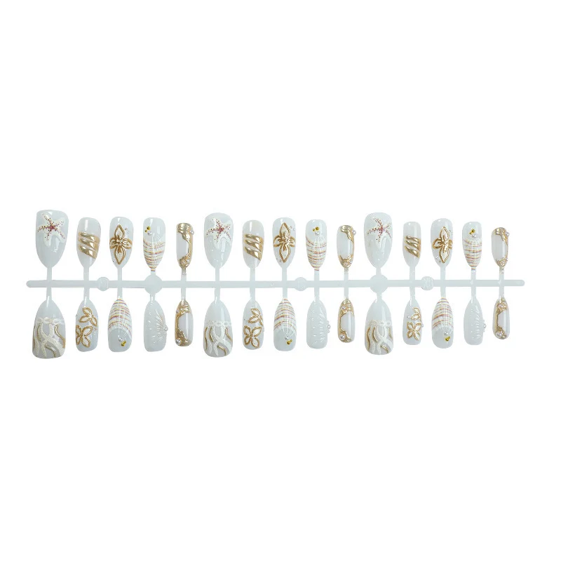 Kunstnagelset mit luxuriösen Goldverzierungen und eleganten Naturmotiven Karnz