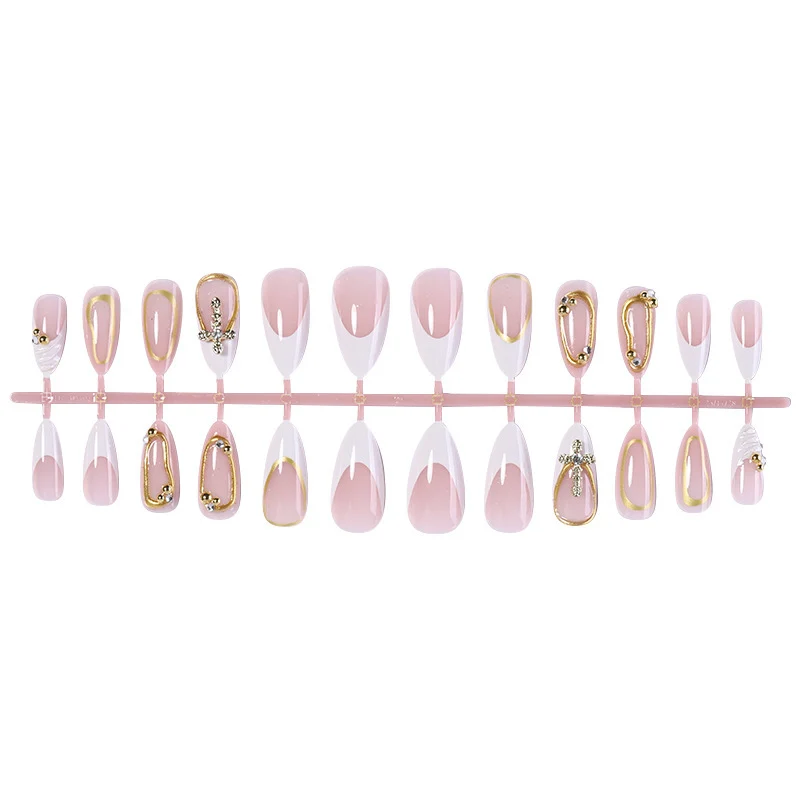 Kunstnagelset mit luxuriösen Goldverzierungen und eleganten Designs Karnz