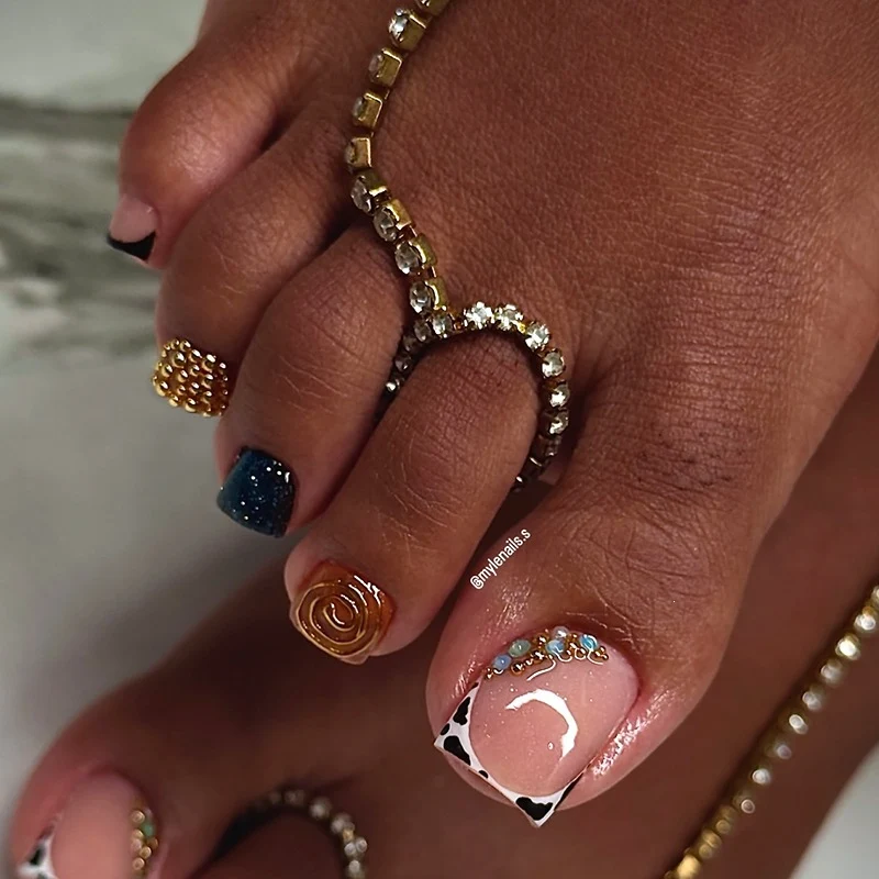 Kunstnagelset mit luxuriösen goldenen Verzierungen Karnz