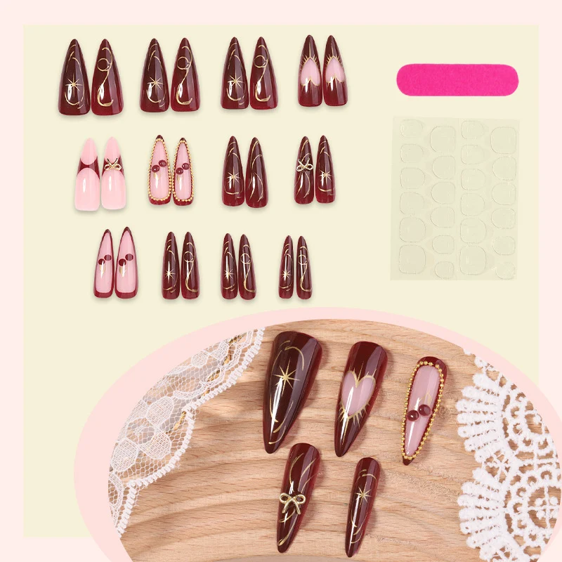 Kunstnagelset mit luxuriösen goldenen Akzenten und glamourösem Design Karnz