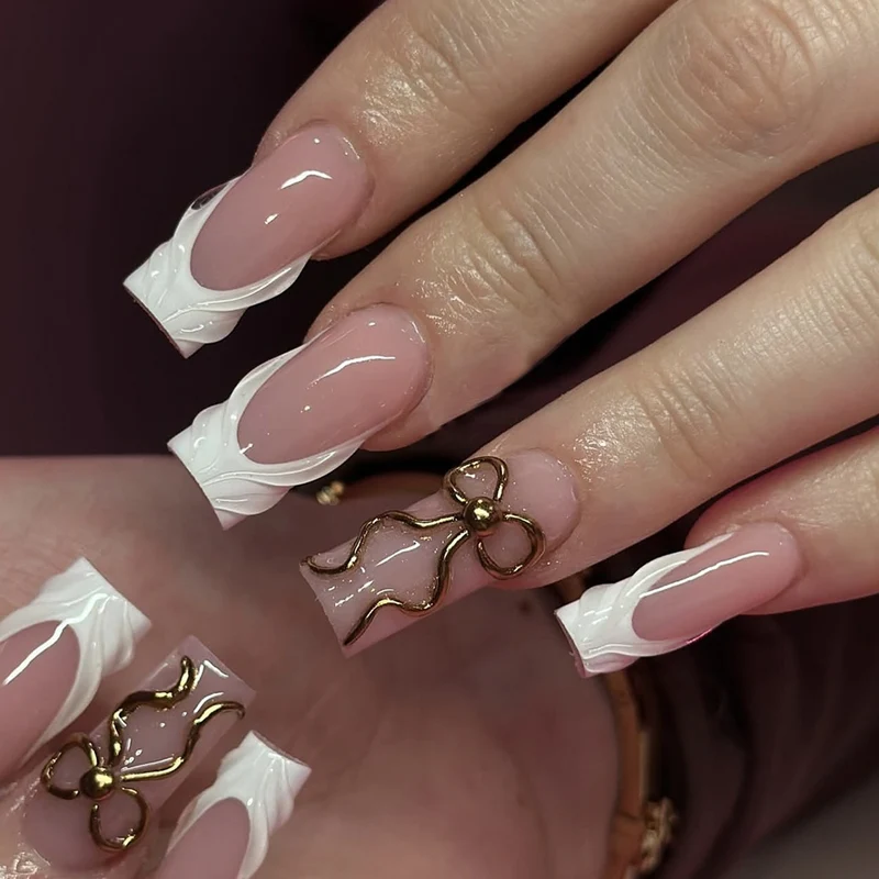 Kunstnagelset mit luxuriösen goldenen Akzenten und elegantem Design Karnz