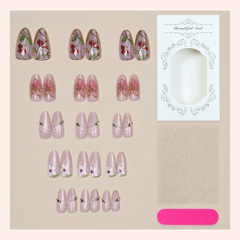 Kunstnagelset mit luxuriösen floralen Designs und Glitzerakzenten Karnz
