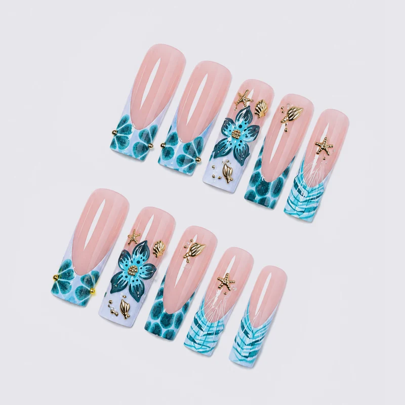 Kunstnagelset mit luxuriösen floralen Akzenten und goldenen Details Karnz