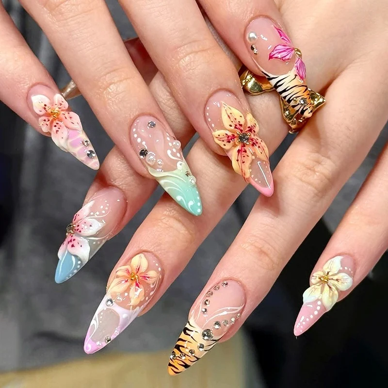 Kunstnagelset mit luxuriösen floralen 3D-Verzierungen Karnz