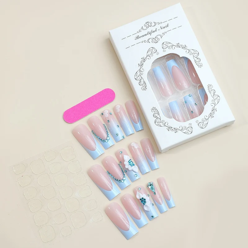Kunstnagelset mit luxuriösen Dekorationen und zartem Ombre-Effekt Karnz