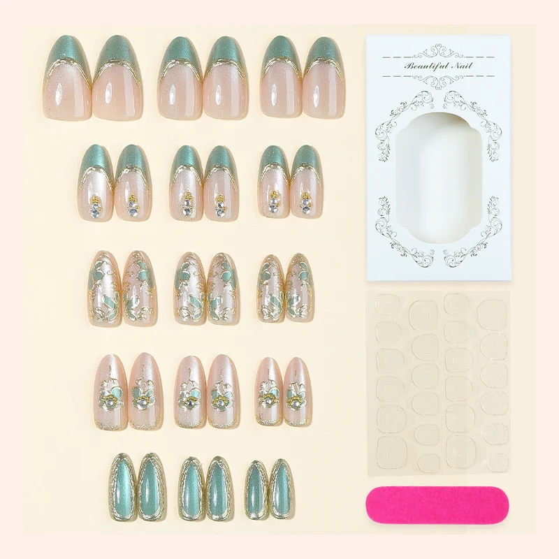 Kunstnagelset mit luxuriösen Blütenapplikationen und Glitzerakzenten Karnz