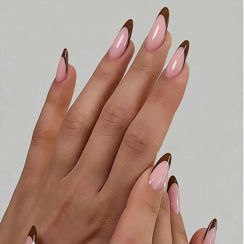 Kunstnagelset mit luxuriösem Farbverlauf und elegantem Spitzenakzent Karnz