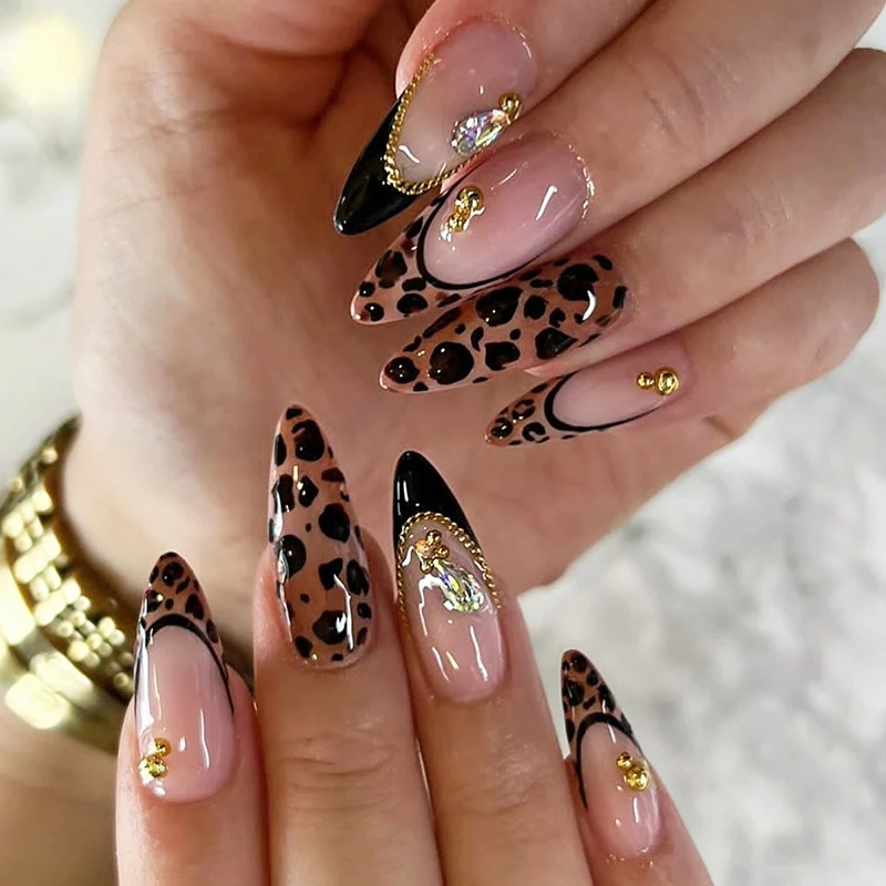 Kunstnagelset mit Leopardenmuster und Glitzerverzierungen Karnz