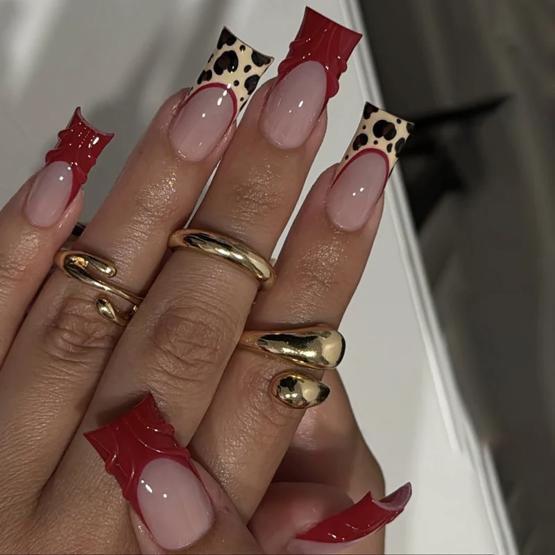 Kunstnagelset mit Leoparden- und luxuriösem Glitzerfinish Karnz