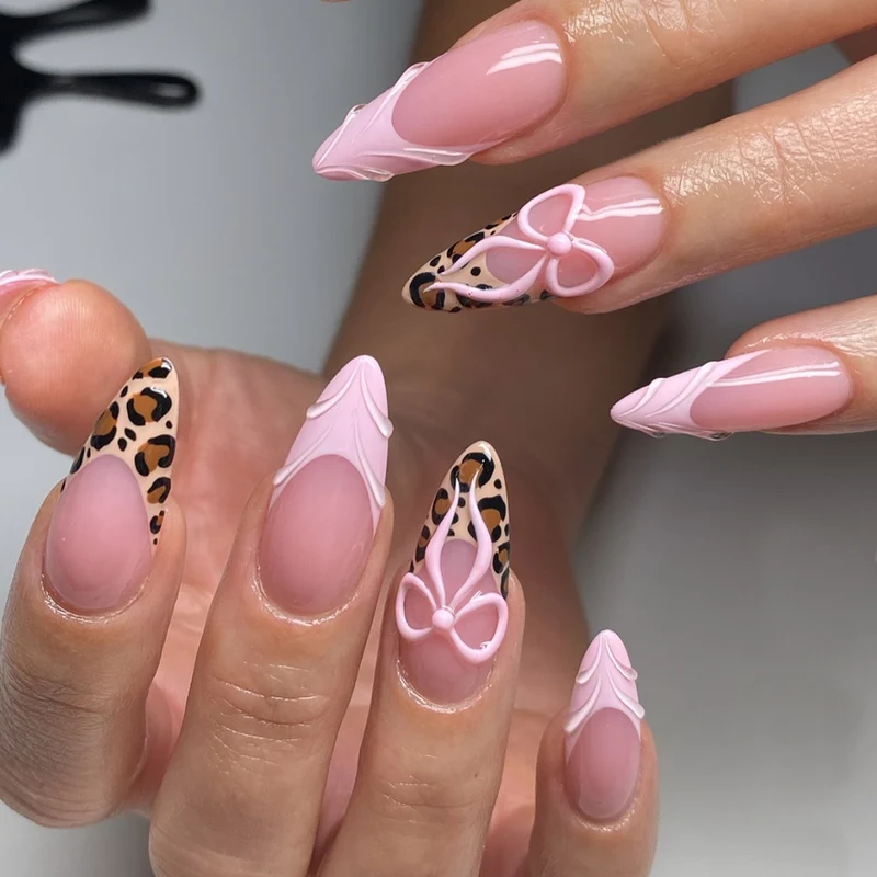 Kunstnagelset mit kreativen Leoparden- und Schleifenakzenten Karnz