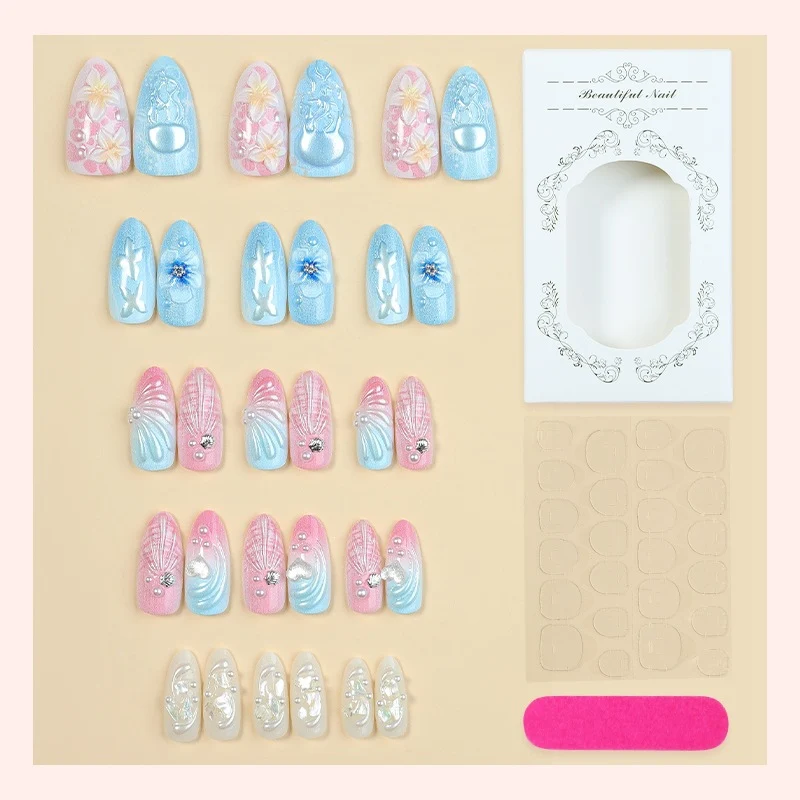 Kunstnagelset mit kreativen floralem und glitzernden Akzenten Karnz