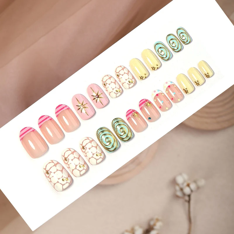 Kunstnagelset mit kreativen abstrakten Designs und Glitzerakzenten Karnz