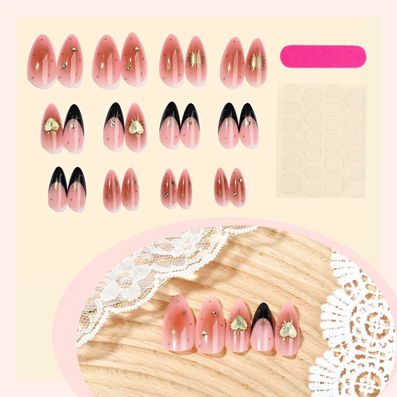 Kunstnagelset mit handgefertigten floralen und glamourösen Verzierungen Karnz