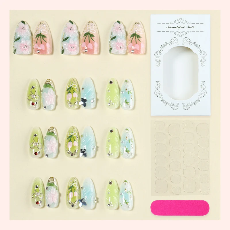 Kunstnagelset mit handgefertigten floralen Designs und Glitzerakzenten Karnz