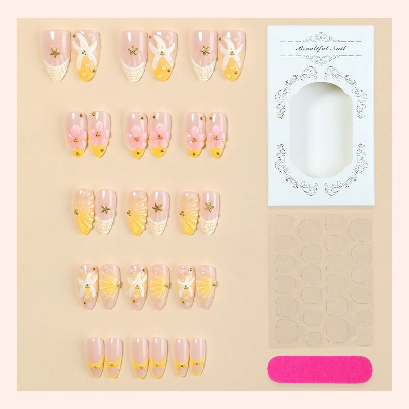 Kunstnagelset mit handgefertigten floralen Akzenten und Glitzerdetails Karnz