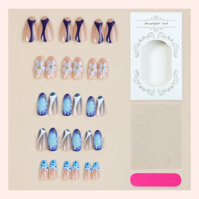 Kunstnagelset mit handgefertigten blumigen Motiven und elegantem Glitzer Karnz