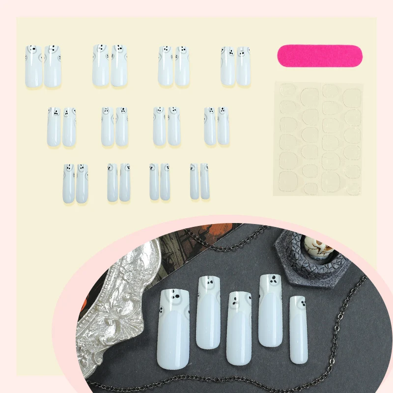 Kunstnagelset mit gruseligem Geisterdesign Karnz