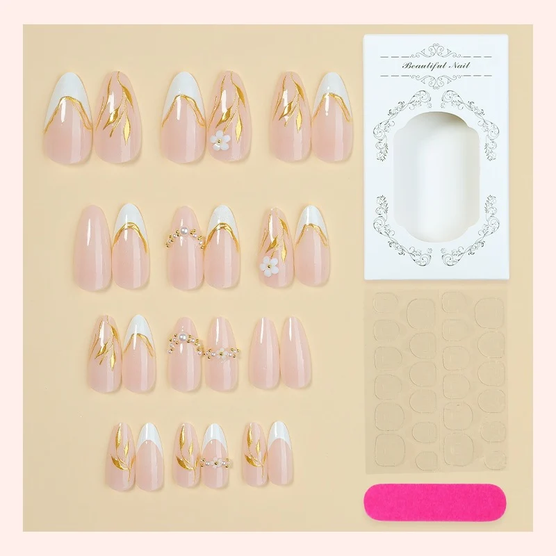 Kunstnagelset mit Goldakzenten und Blumendesigns Karnz