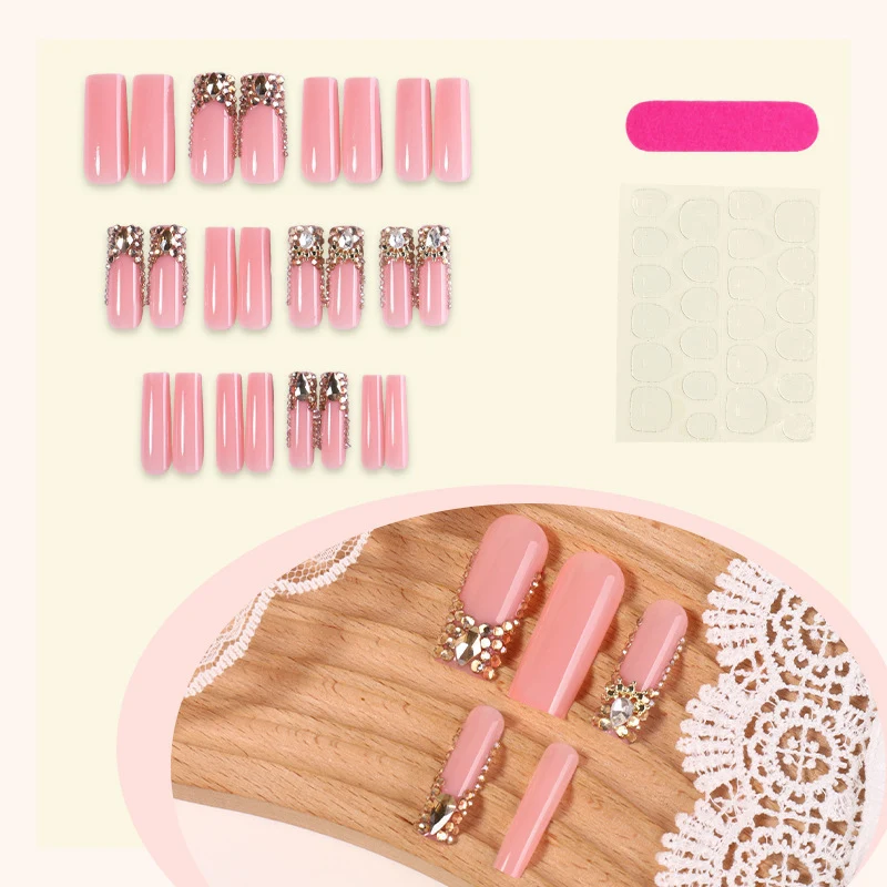 Kunstnagelset mit Glitzerverzierungen Karnz
