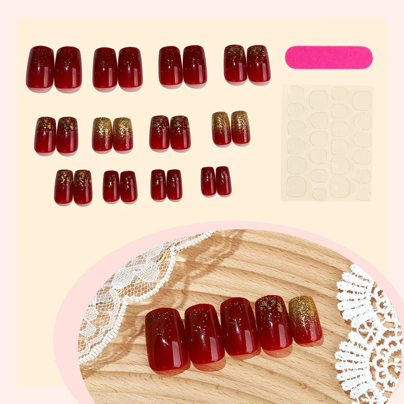 Kunstnagelset mit glitzernden Akzenten und festlichem Design Karnz