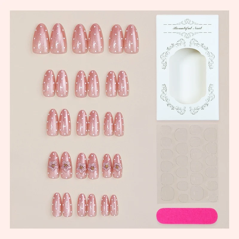Kunstnagelset mit Glitzer sowie zarten Blüten- und Strassverzierungen Karnz