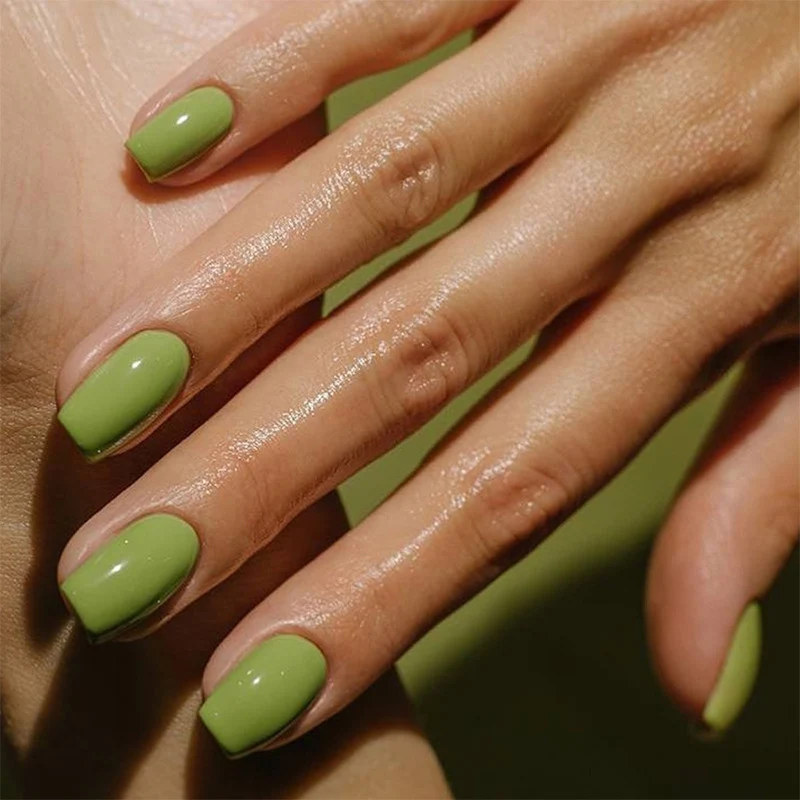 Kunstnagelset mit glänzenden Oberflächen und perfekter Passform Karnz
