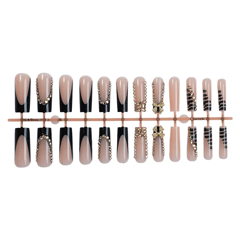 Kunstnagelset mit Glamourösen Verzierungen Karnz