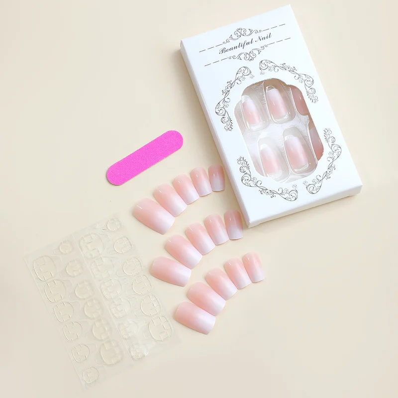 Kunstnagelset mit glamourösen Übergangseffekten Karnz