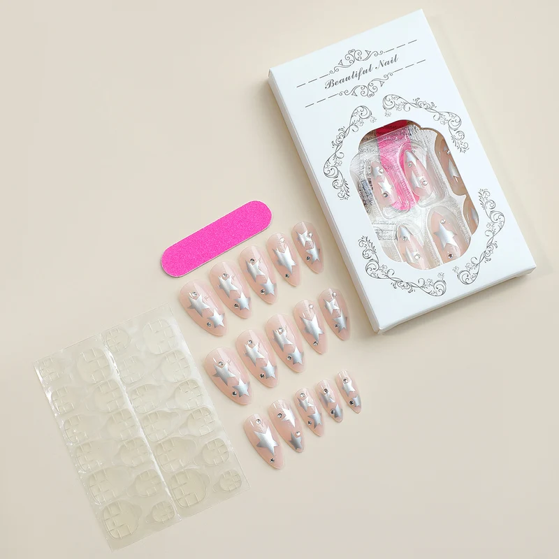 Kunstnagelset mit glamourösen Sternen-Akzenten Karnz