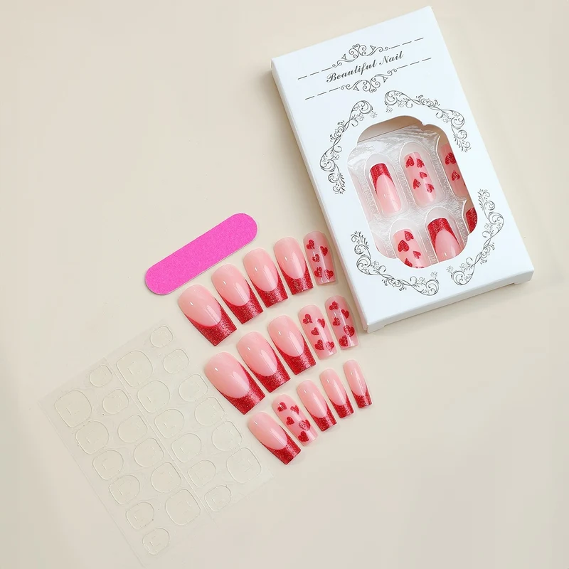 Kunstnagelset mit glamourösen Herzmotiven und Glitzerakzenten Karnz