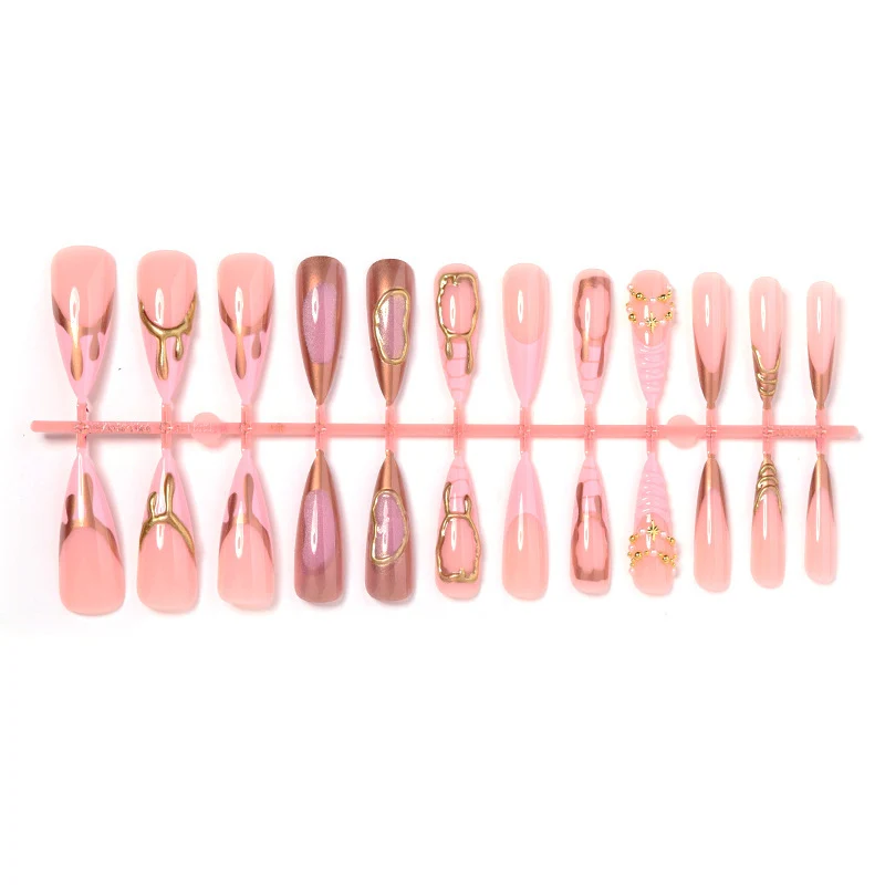Kunstnagelset mit glamourösen Goldakzenten und eleganten Designs Karnz