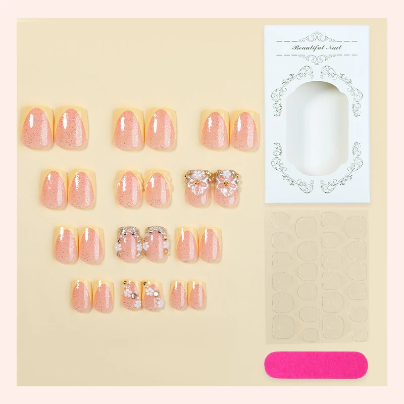 Kunstnagelset mit glamourösen Glitzer- und Blumenakzenten Karnz