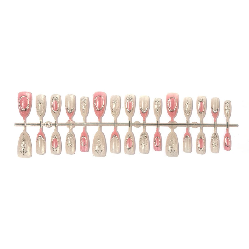 Kunstnagelset mit glamourösen floralem und metallic Akzenten Karnz