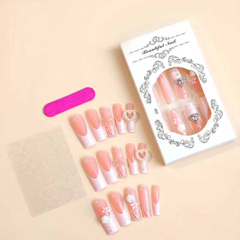 Kunstnagelset mit glamourösen Designs und dekorativen Applikationen Karnz