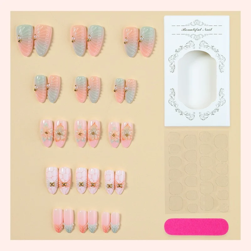 Kunstnagelset mit glamourösen Blumen- und Glitzerdetails Karnz