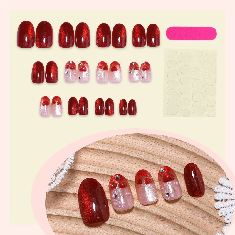 Kunstnagelset mit glamourösen Akzenten und kreativen Herz-Motiven Karnz