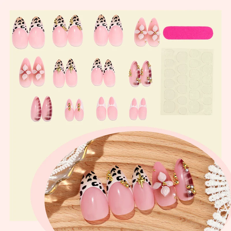 Kunstnagelset mit glamourösen Akzenten und floralen Verzierungen Karnz