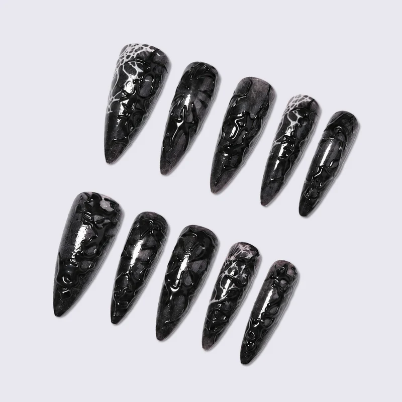 Kunstnagelset mit glamourösem Gothic-Design Karnz
