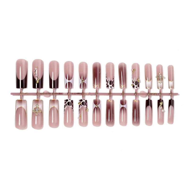 Kunstnagelset mit glamourösem Design Karnz