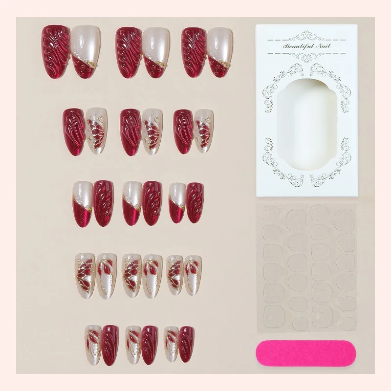 Kunstnagelset mit glamourösem 3D-Design und luxuriösen Verzierungen Karnz