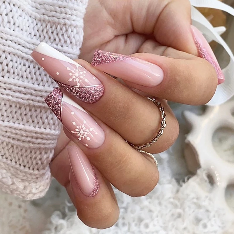 Kunstnagelset mit funkelnden Glitzereffekten und zarten Winter-Motiv Karnz